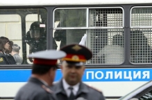 Сто полицейских автобусов дежурит в центре Москвы