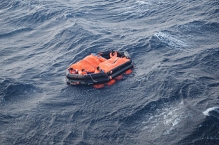 В районе крушения судна "Шанс-101" найдены два плота с 15 живыми и 6 погибшими членами экипажа