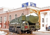 Колонна Ракетных войск стратегического назначения направляется к месту проведения тренировок военного парада 9 мая на Красной площади