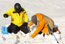 Сошедшая с горы Ак-Баштыг снежная лавина скрывает шестого подростка