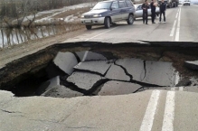 Пятиметровый провал образовалась на трассе под Красноярском