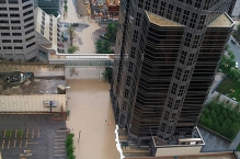 Улицы Торонто затоплены, тысячи людей заблокированы в автомобилях и поездах