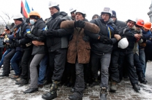 Демонстранты в Киеве возводят баррикады у Дома правительства