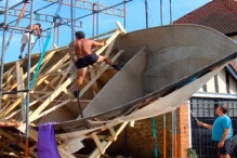 Британская семья построила 13-метровую яхту в собственном дворе