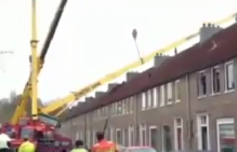 Делавший предложение девушке голландец проломил краном крышу дома