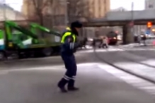 Московская полиция заинтересовалась танцующим постовым