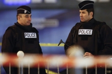В пригороде Парижа в заложниках удерживаются три человека