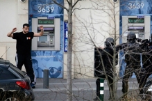 Захвативший заложников на почте в Париже сдался полиции