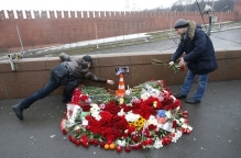 К месту убийства Немцова пришли 200 человек