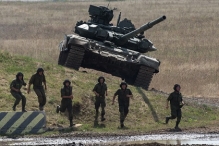 В НАТО обвинили Россию в поставках ополченцам танков Т-90