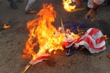 Участники митинга в Афинах сожгли флаги Турции и США